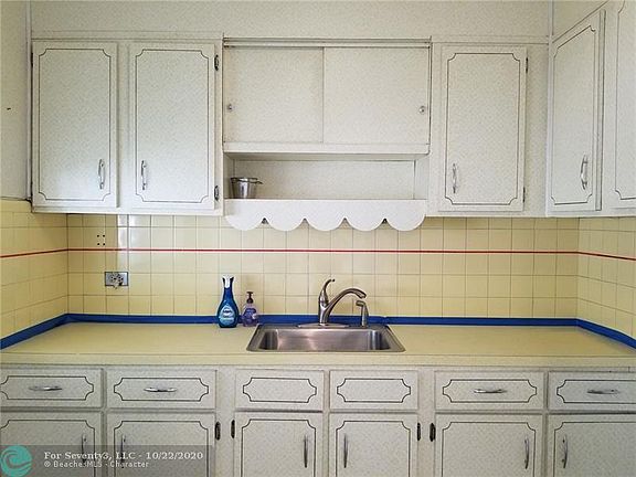 5th image of 829 SW 20th St