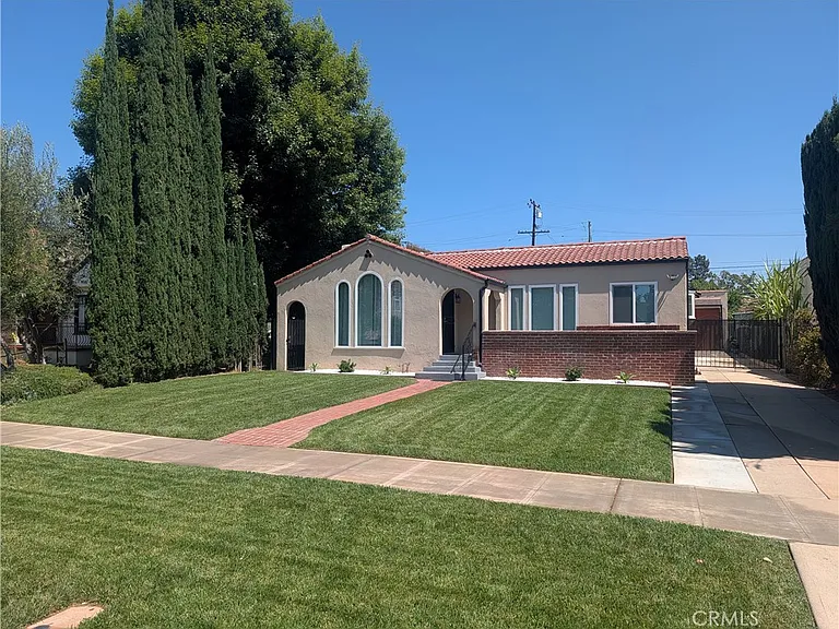 2609 Birch St — Photo 2