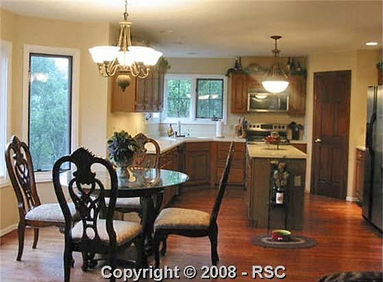 Beautiful eat in kitchen!