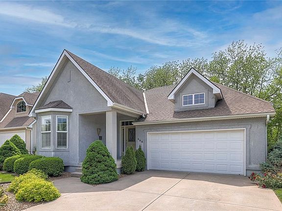 3rd image of 404 SW Wintergarden Dr