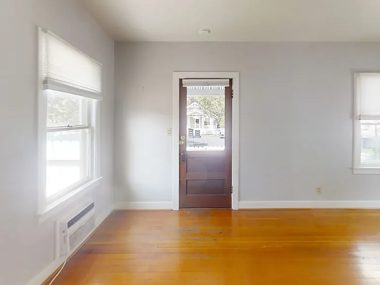 325 N Harwood St — Photo 3