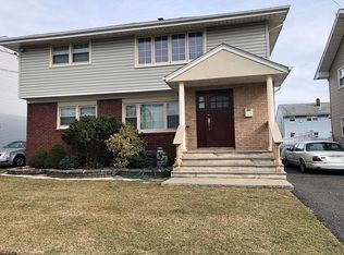 706 8th St, Secaucus, NJ 07094