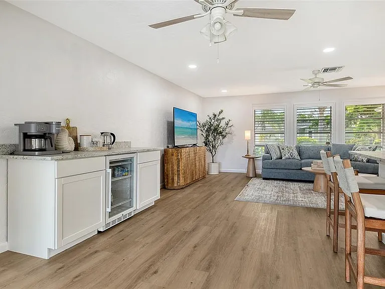 6722 Roxbury Dr — Photo 23