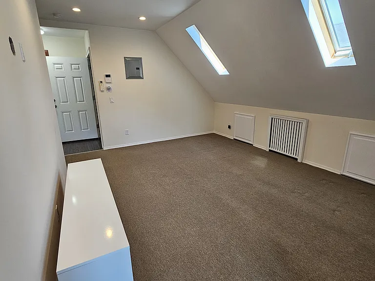 2116 Voorhies Ave #4 — Photo 4