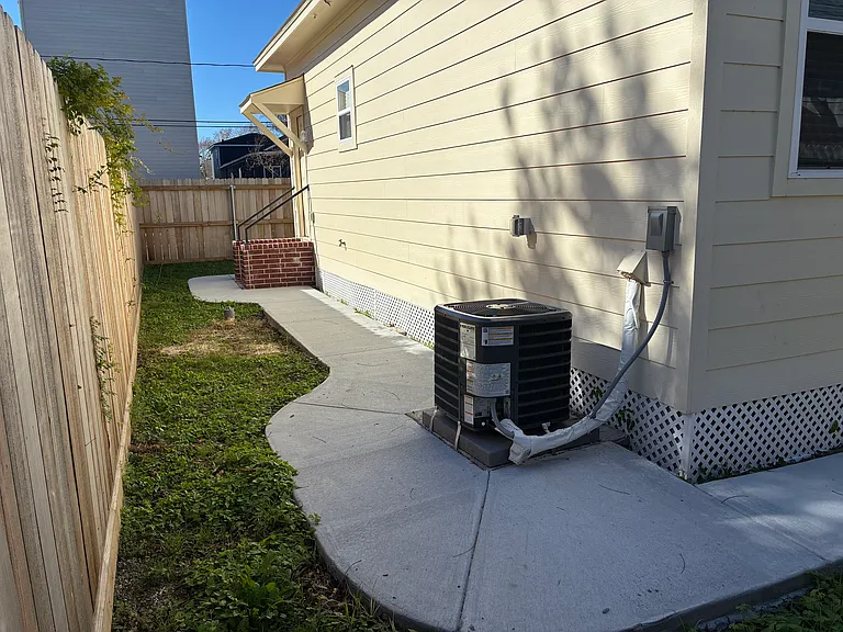1604 Brooks St — Photo 15