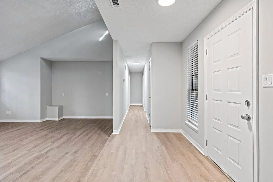 Prestwick Dr 723 Besich - 1 — Photo 4
