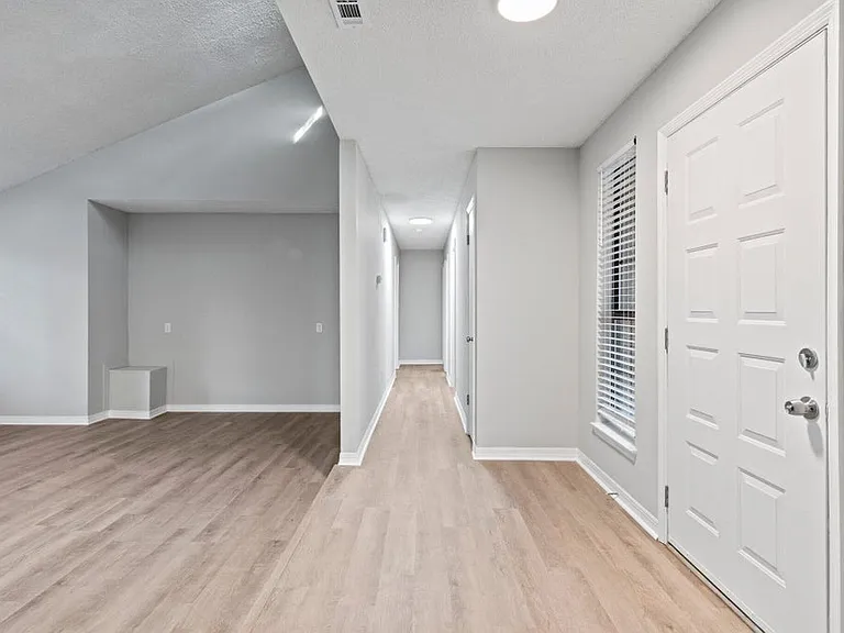 723 Prestwick Dr — Photo 4