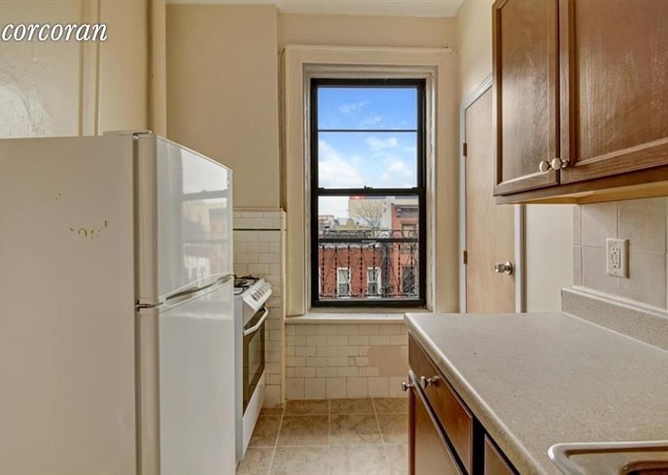 2nd image of 471 Carroll St APT 3R