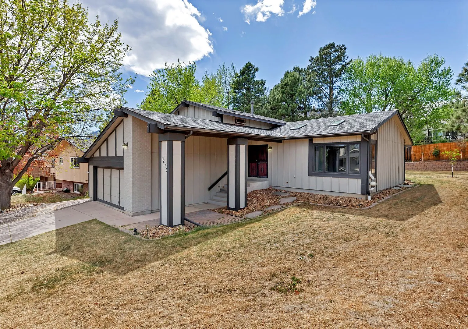 Beautiful home for rent in Cheyenne Mountain School District (D12) @ Country Club Estates! — Photo 1