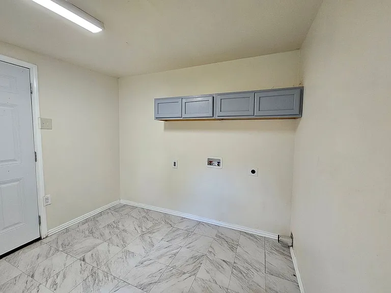 411 Washington St — Photo 11