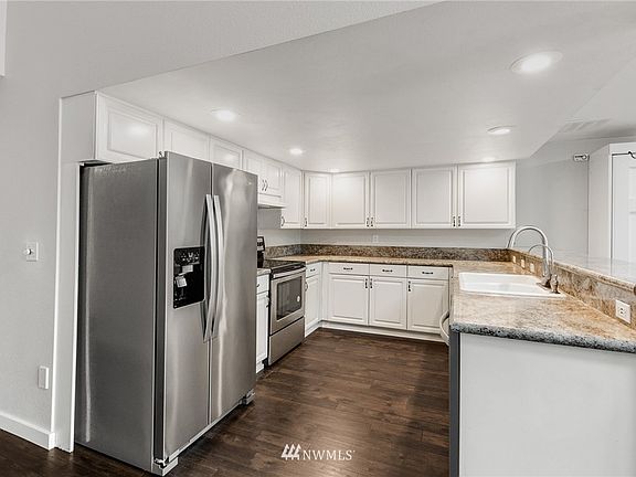 Light and bright open flow, newer appliances