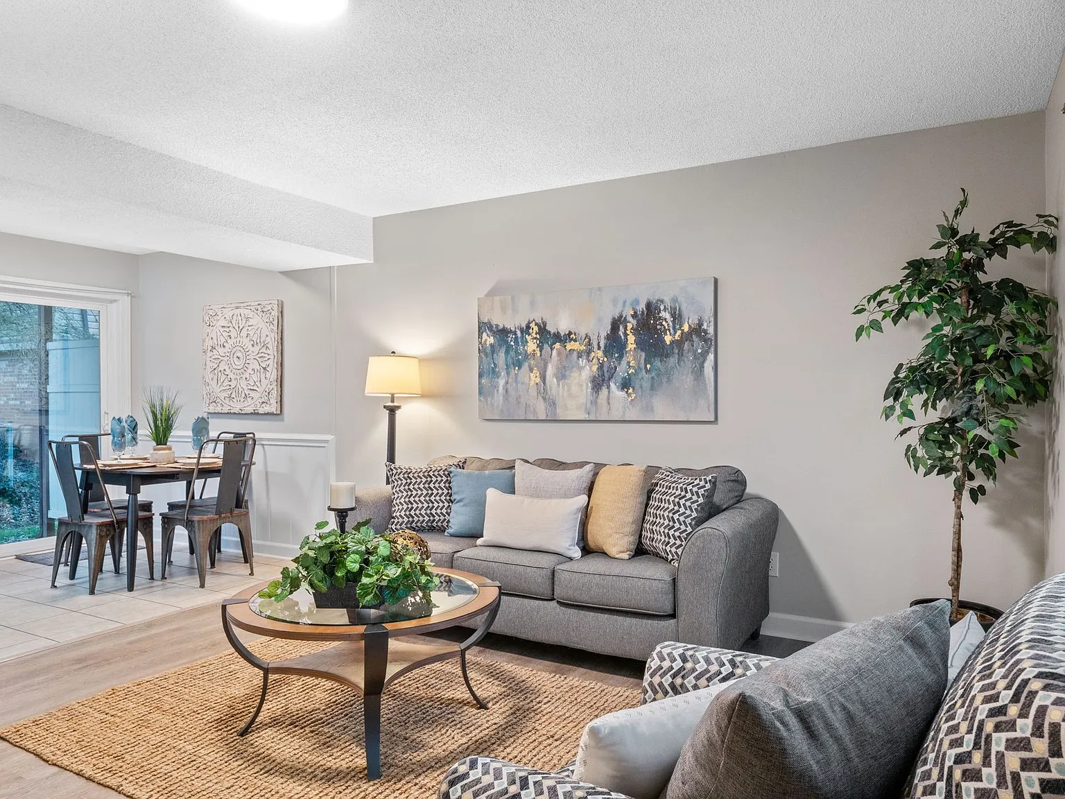 Silver Birch Apartments — Photo 1