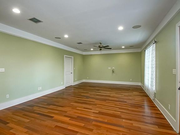 3rd image of 107 W Brooks St