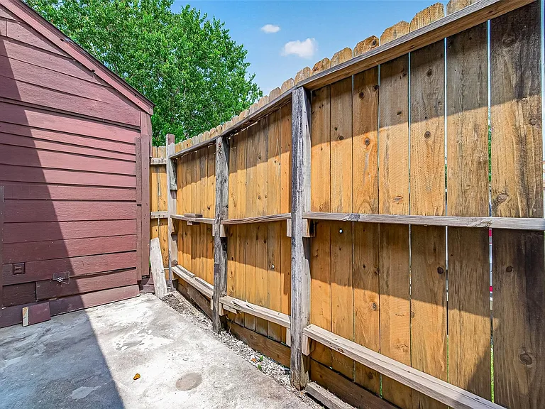 2523 Creekway Cir — Photo 36