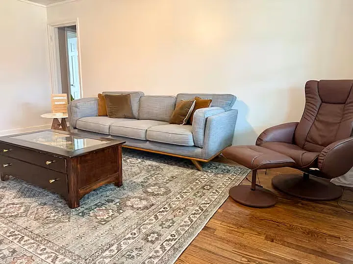 2 bed, 889 sqft, $1,599 — Photo 2