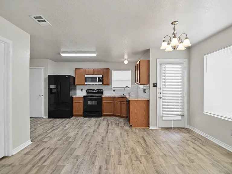 3304 Regency Ct — Photo 5