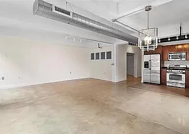Broadway Lofts — Photo 13