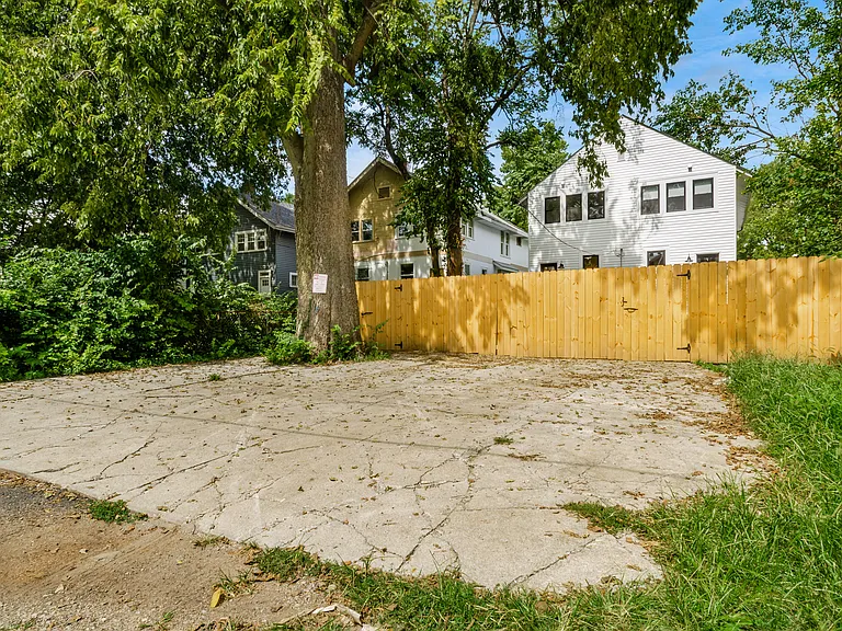 1671 Oak St — Photo 44