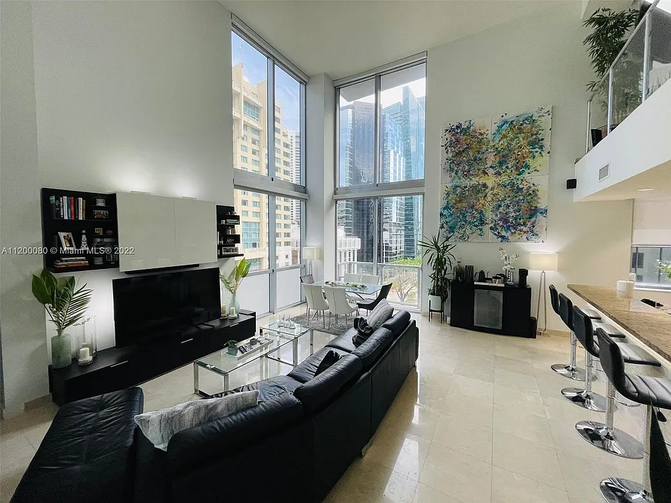 1050 Brickell Ave #812