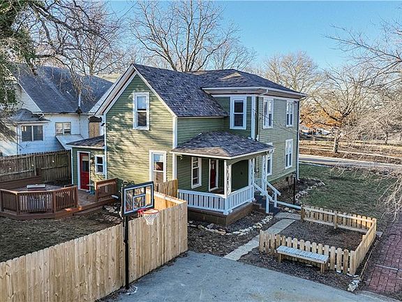 2nd image of 901 Brown Ave
