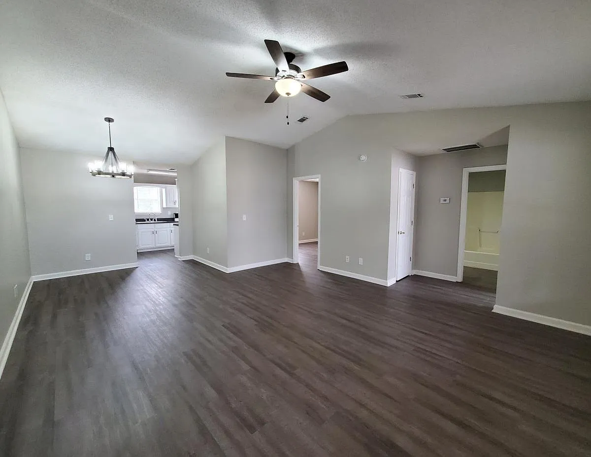 Holly Cove Apartments — Photo 3