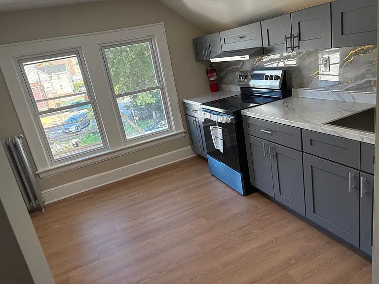 109 Union Ave — Photo 5