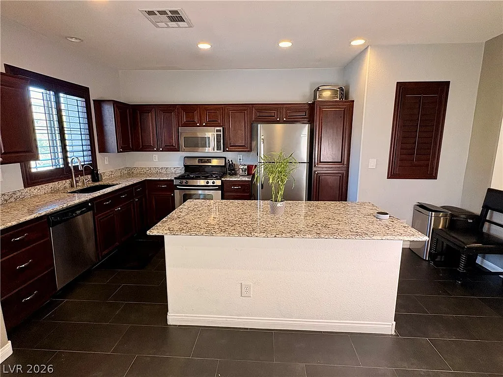 3 bed, 3.5 bath, 1977 sqft, $2,400 — Photo 2