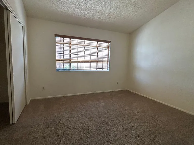 1698 W Wood Bridge Ct — Photo 14