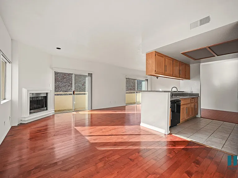 111 S Croft Ave — Photo 49