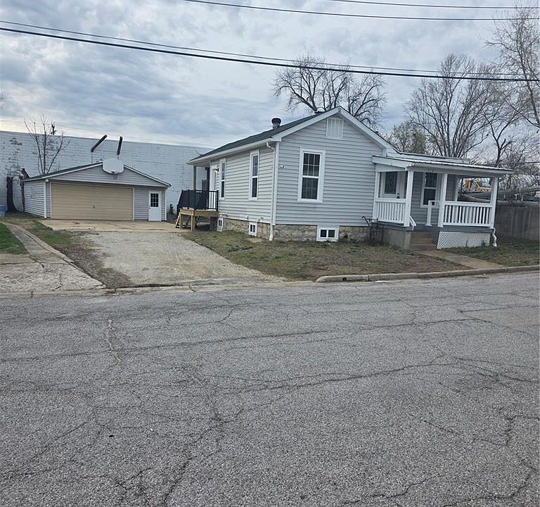 1st image of 715 Walnut St