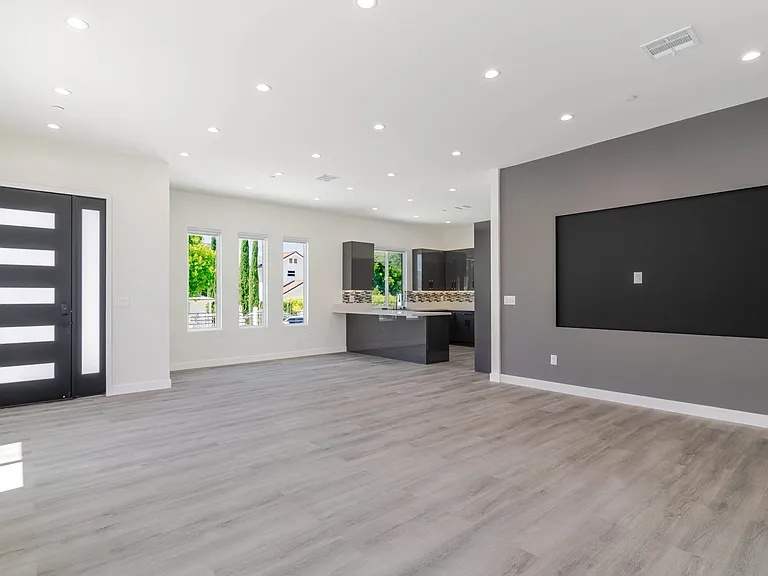 10654 Nassau Ave — Photo 5