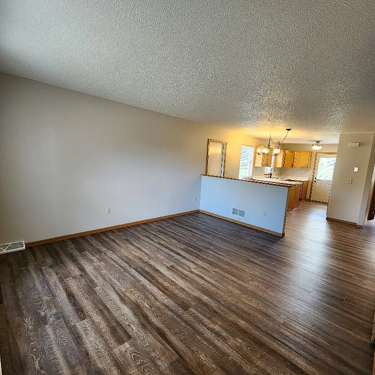 3 bed, 2.0 bath, 1200 sqft, $1,625 — Photo 2
