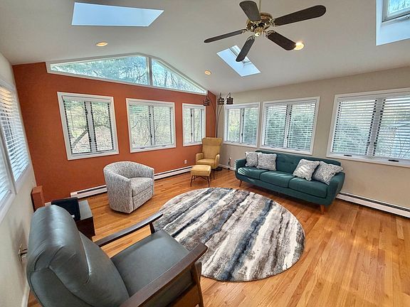 5th image of 29 Carriage Hill Ln