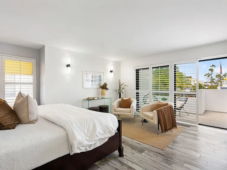 702 Portofino Ln — Photo 32