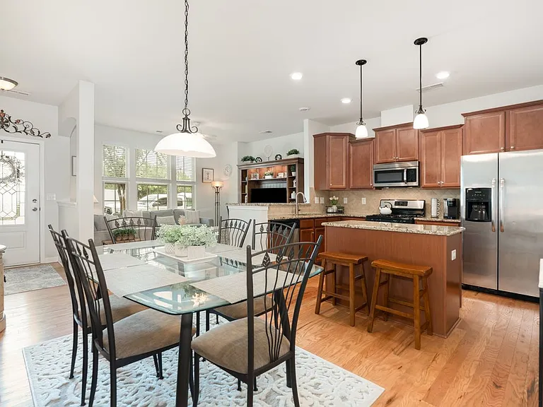 3021 Honeylocust Ln — Photo 9