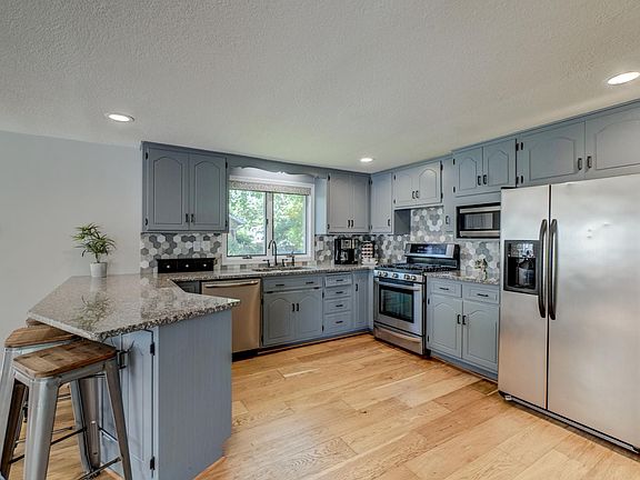3rd image of 721 Charlotte St