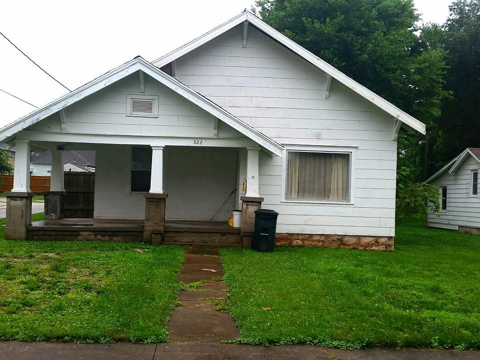 2nd image of 922 W Pershing St