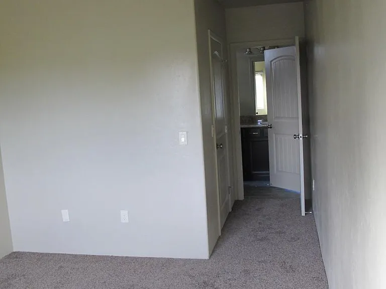 2524 E Lind Rd — Photo 17