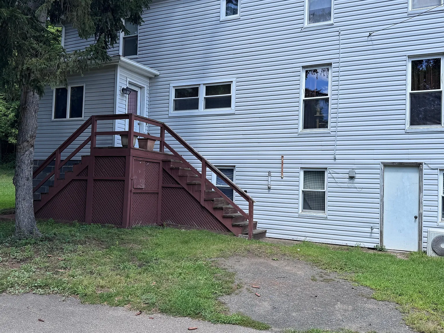 3 bed, 1100 sqft, $1,300 — Photo 2