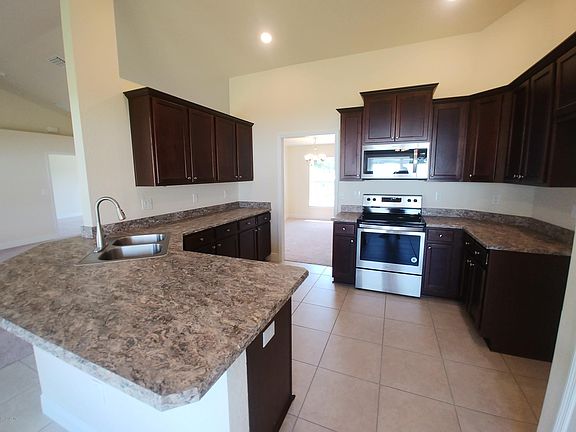 5th image of 1058 SE 65th Cir