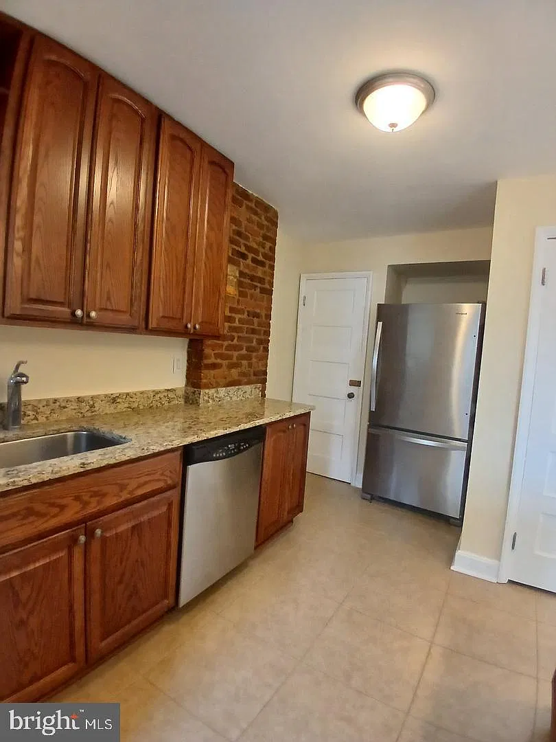 2 bed, 1.5 bath, 966 sqft, $1,650 — Photo 2