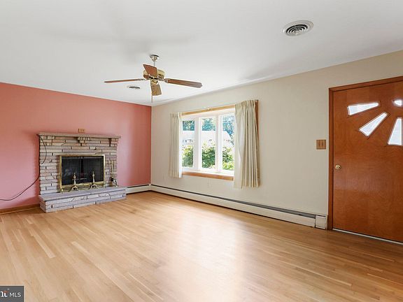 3rd image of 11902 Greenhill Dr