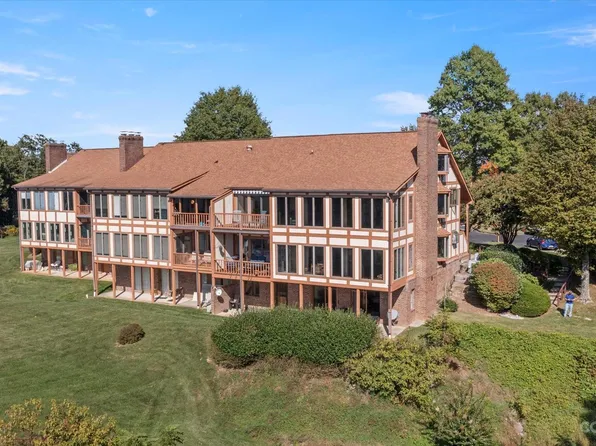 1004 Fleetwood Plz, Hendersonville, NC 28739