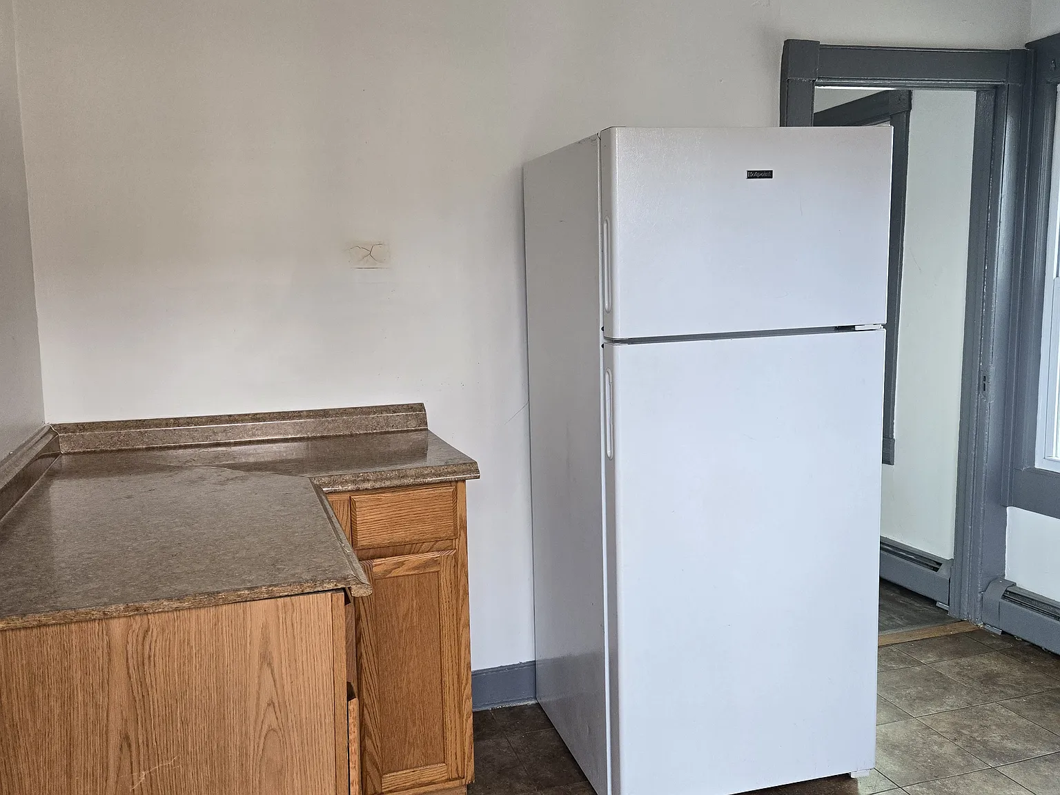 3 bed, 1000 sqft, $2,200 — Photo 3