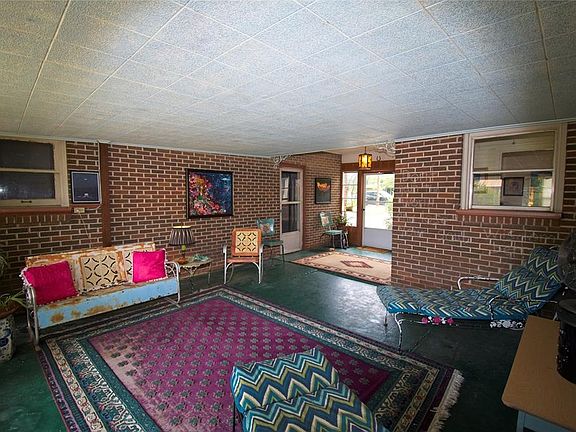 2nd image of 303 W Live Oak St