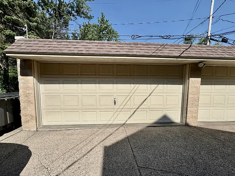 The side on the right of this garage is included. Just 1 space in the garage.