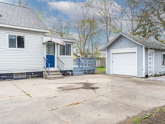 4th image of 1458 Leahy St