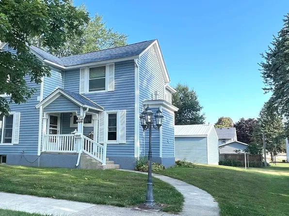 423 W Spring St, New Hampton, IA 50659