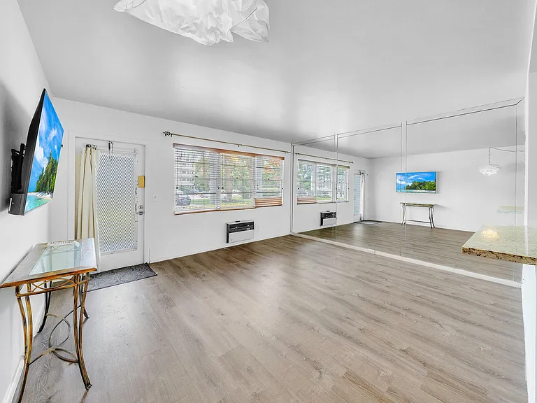 127 Westbury #G — Photo 15