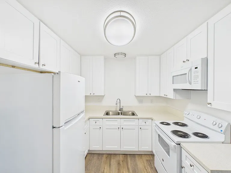 Anita Square Apartments — Photo 7